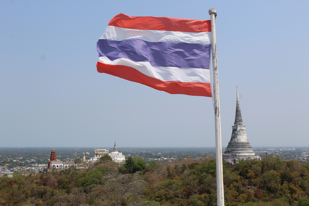 Флаг над ступами: нам тут не рады