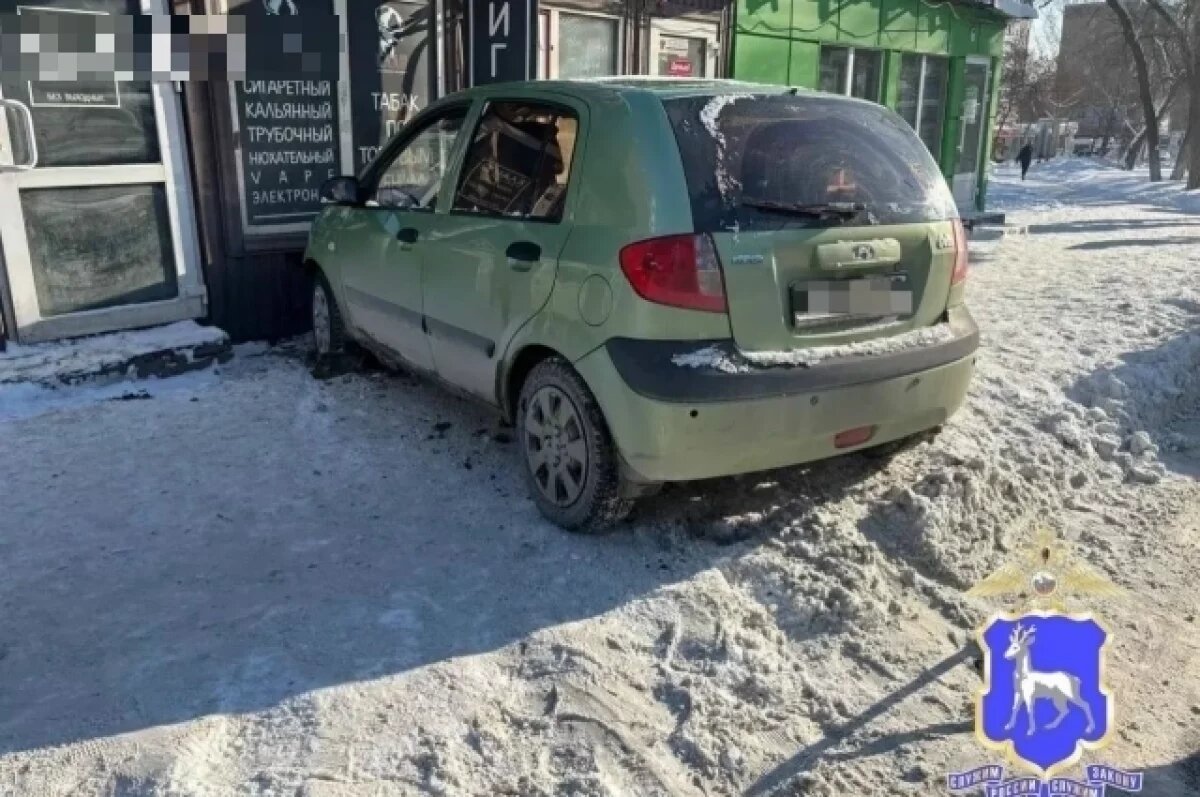    В Самаре пенсионерка за рулём Hyundai Getz таранила табачный киоск