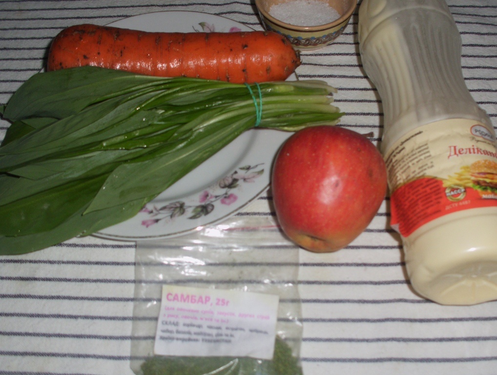 Продукты для приготовления салата из черемши, моркови и яблока. Фото автора канала Житейская проза