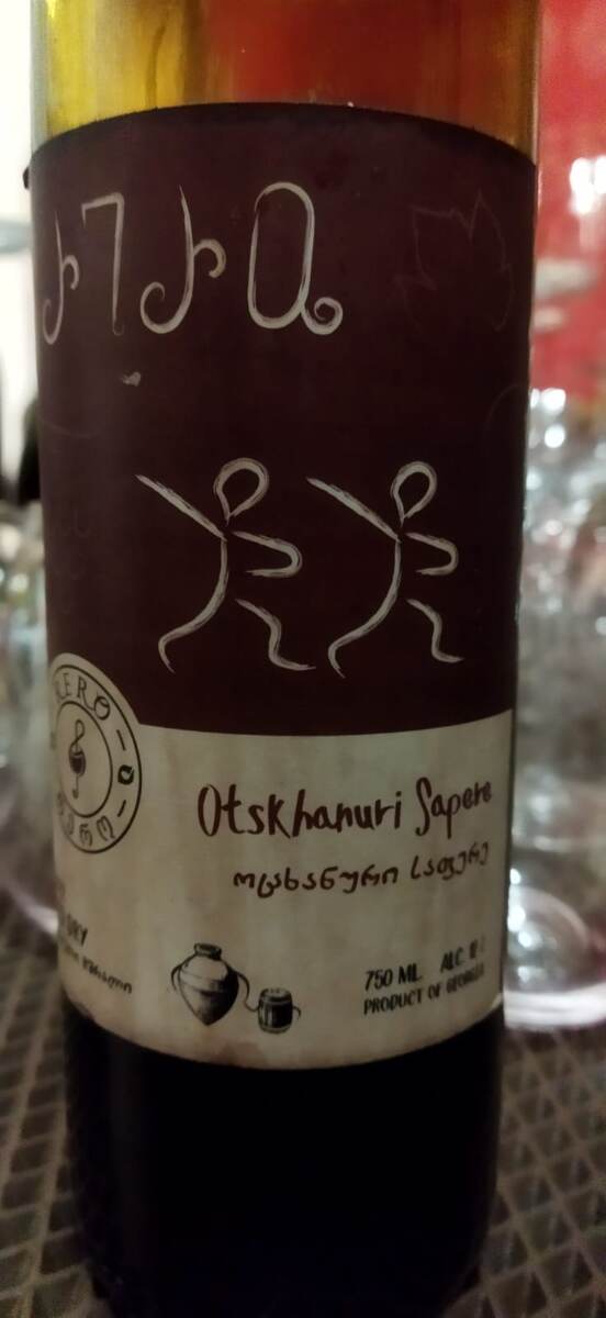 Фото из Абрау-Дюрсо, 2025. Жена была на экскурсии и там объясняли что это любимое вино тов. Сталина. А не "Киндзмараули", как принято считать. Оно продается, чаще через интернет-магазины. Недешево, но и не особо дорого.