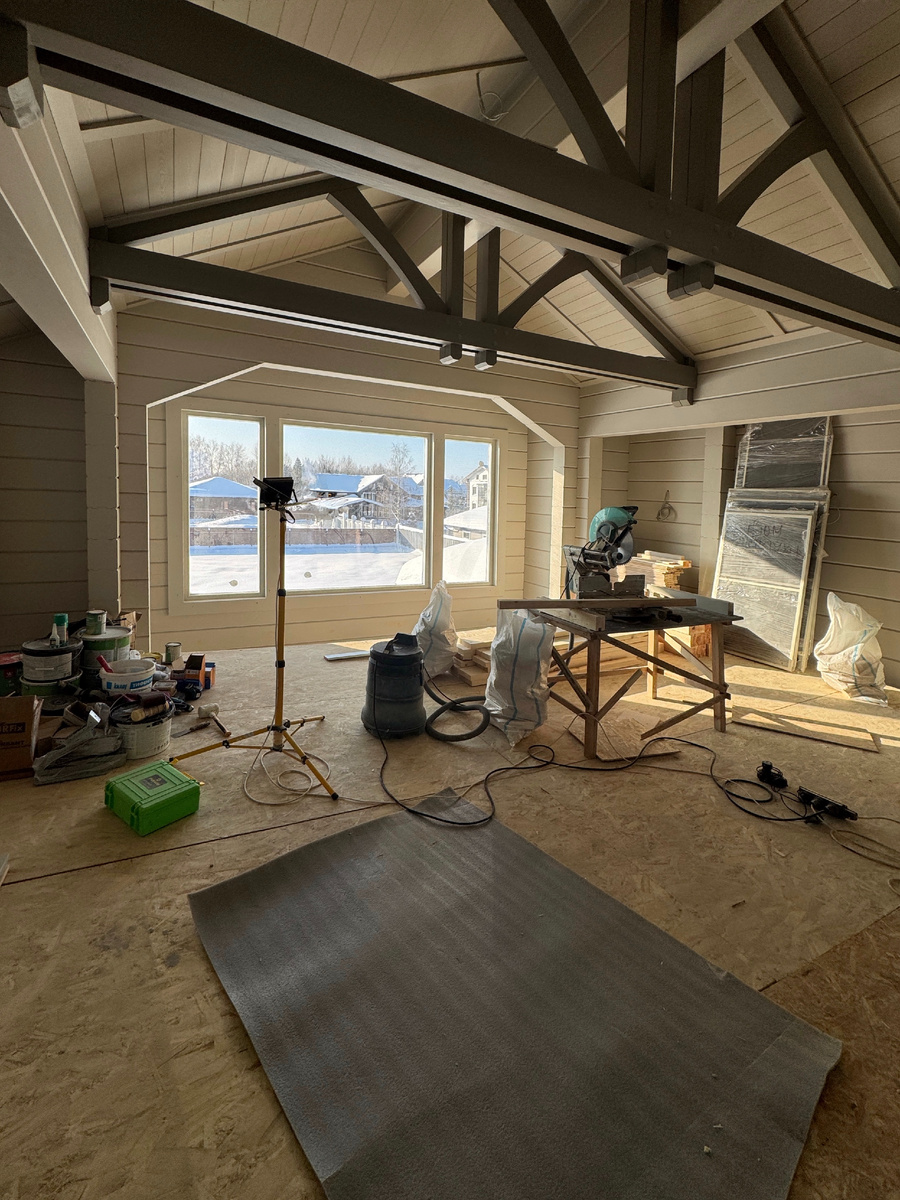 Пространство второго света в гостиной, временный пол, чтобы провести отделку высокого помещения