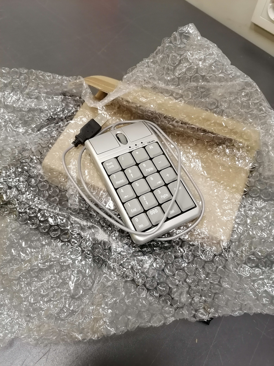 Трудно было оценить эту клавиатуру: новая, но на Озоне есть похожие дешевле двухсот рублей и с бесплатной доставкой. Оценила в сто рублей и не прогадала)