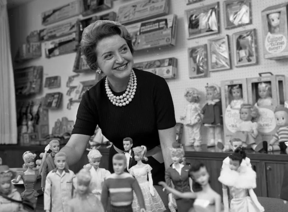 Рут Хэндлер и одна из первых коллекций кукол 