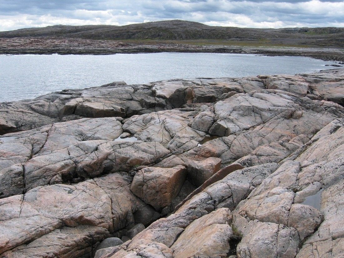 Мурманская область, река Трящина. Сглаженные формы коренных пород связаны с работой ледника, 2009 г. Фото: взято из en.wikipedia.org