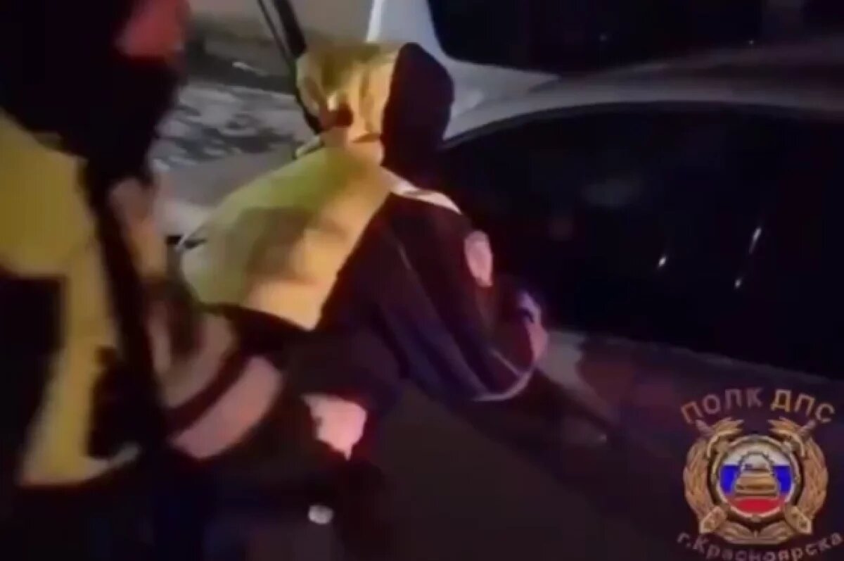    Пьяный красноярец заперся в «Лексусе» и заставил полицию разбить окно авто