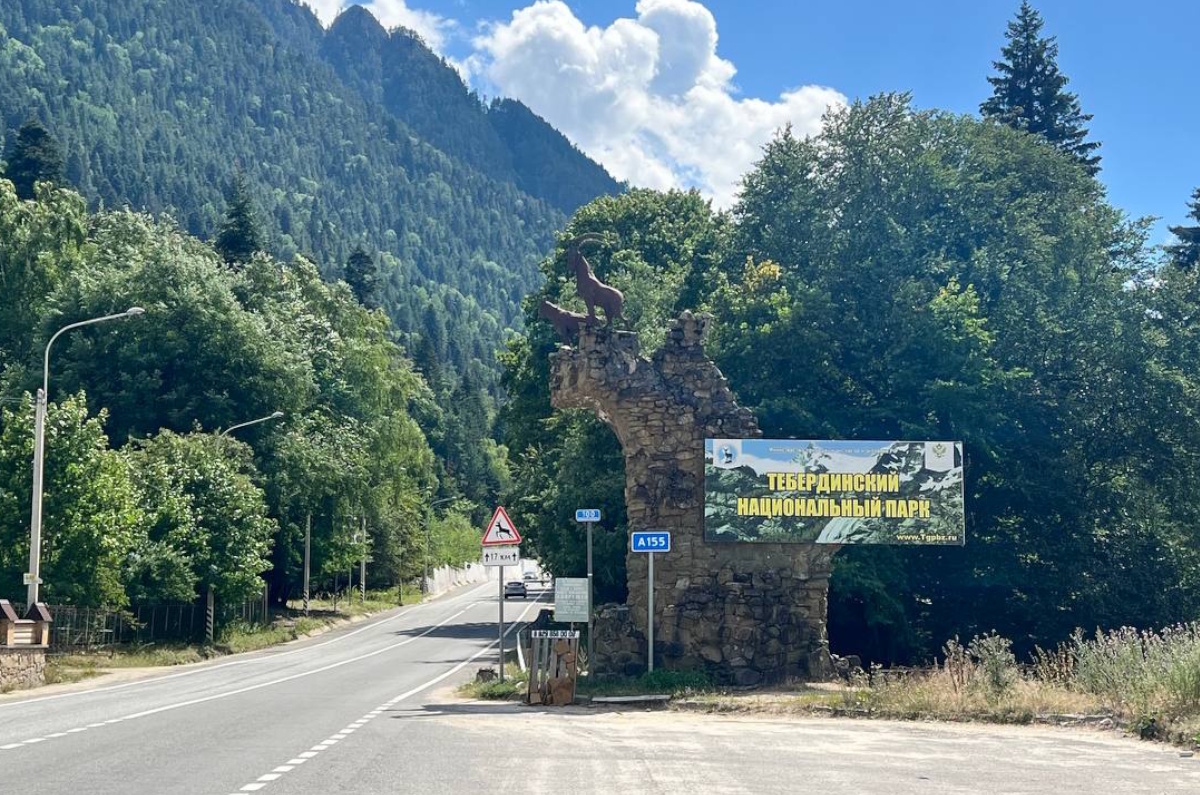 Курорт Теберда находится на высоте 1280-1420 метров над уровнем моря. Сам город неприметный, а вот его природа впечатляет.