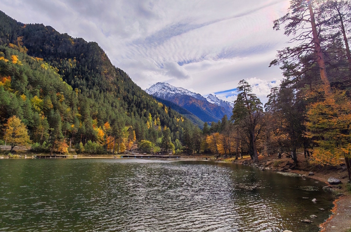 Озеро Кара-Кёль — древний горный водоём Теберды, образовавшийся на месте ледника.