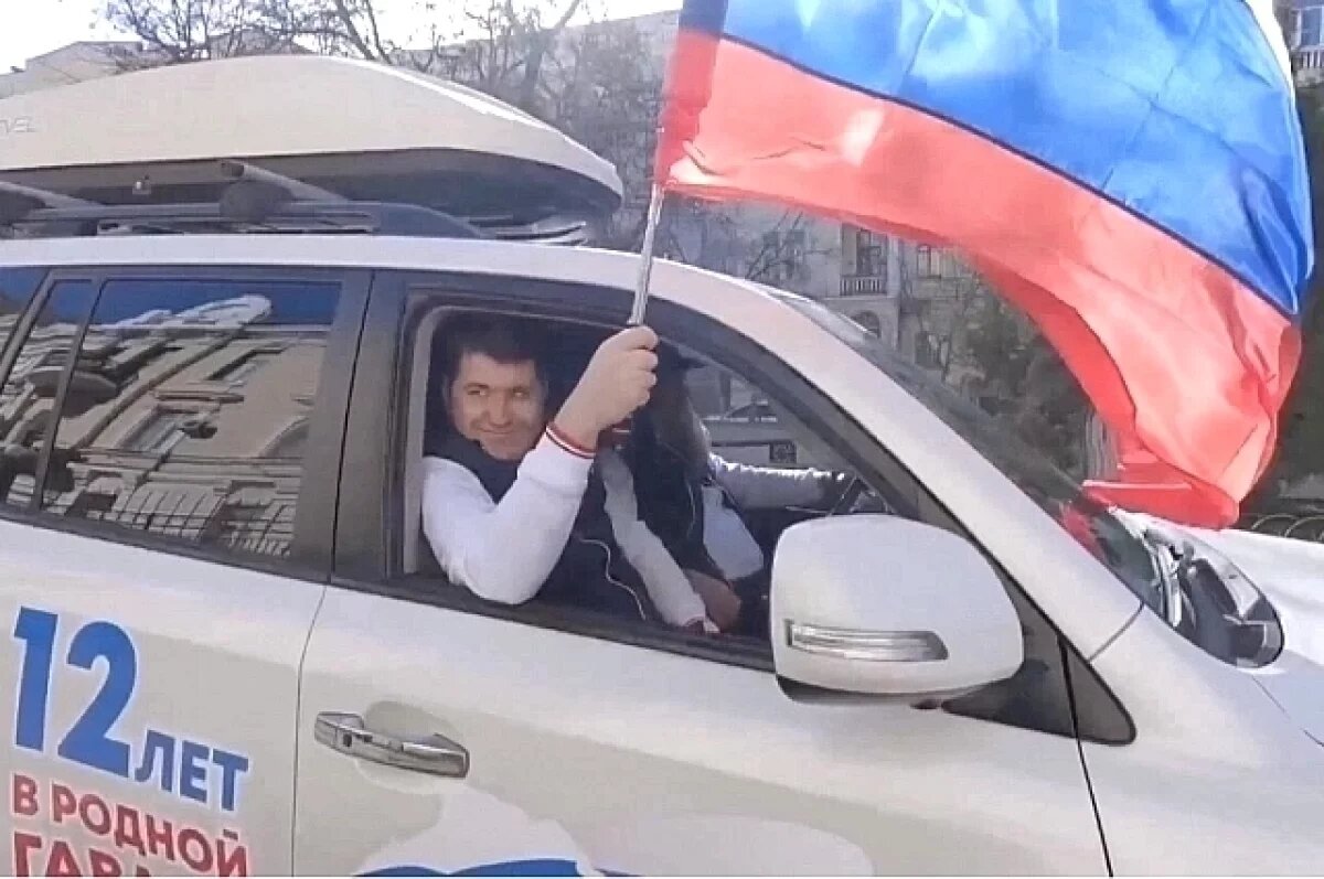    Мама рыдала у телевизора.