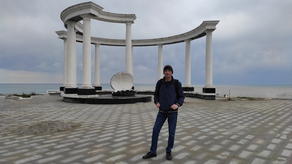 Колоннада с ракушкой на набережной в Новой Гагре. Фото: Кирилл Полиенко / Polienko: путешествуем вдвоём
