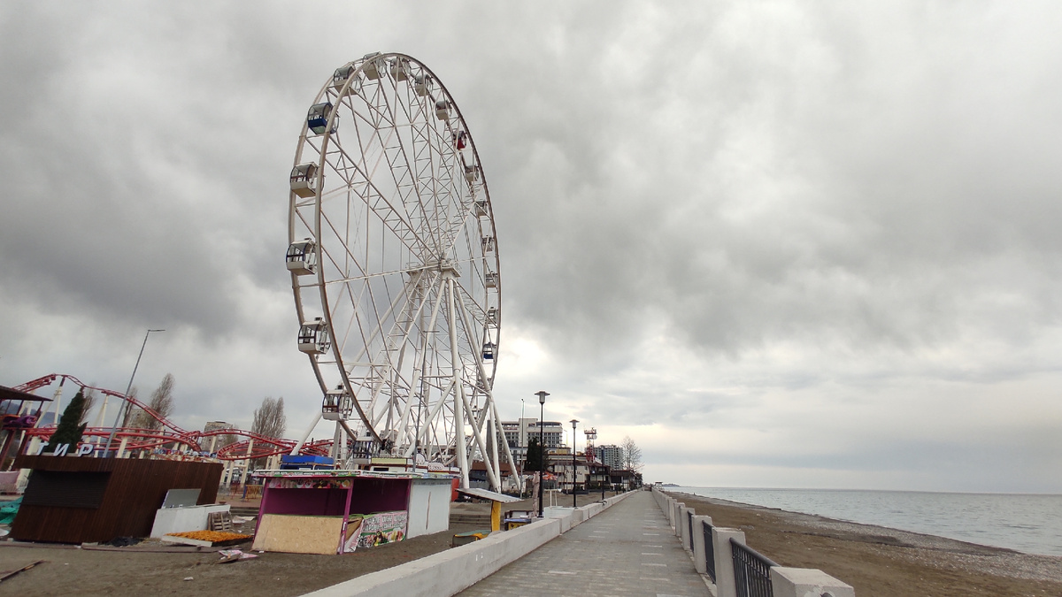 Пасмурное небо от Гагры до Сухума. Фото: Кирилл Полиенко / Polienko: путешествуем вдвоём