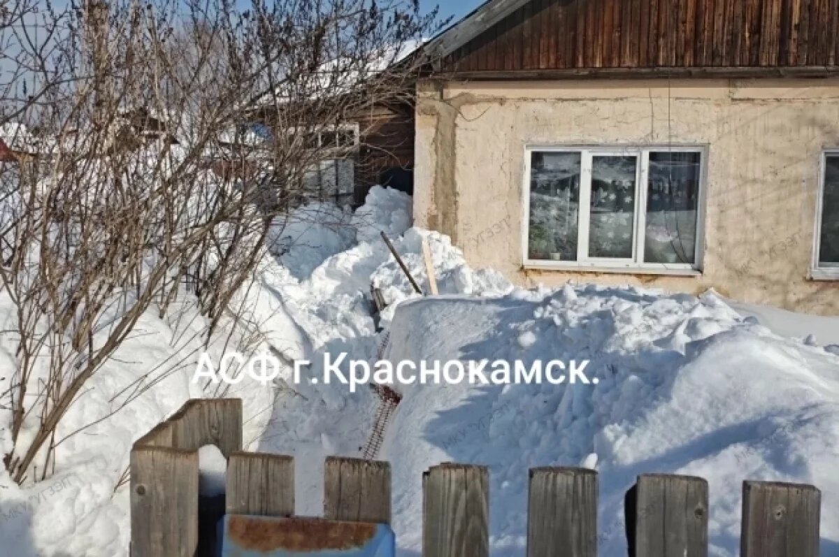    Под Пермью ребёнок потерял сознание после падения на него снега с крыши