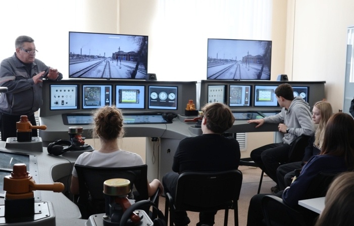 Астраханским подросткам рассказали о востребованных железнодорожных профессиях