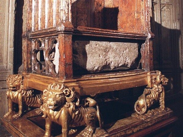 Достаточно сказать, что под королевским креслом в Лондоне находится Камень Судьбы (он же Скунский камень, он же Подушка Иакова).  Подробности, в частности , здесь: Иудо-масонские корни Британской монархии https://fuchik2.livejournal.com/6565.html