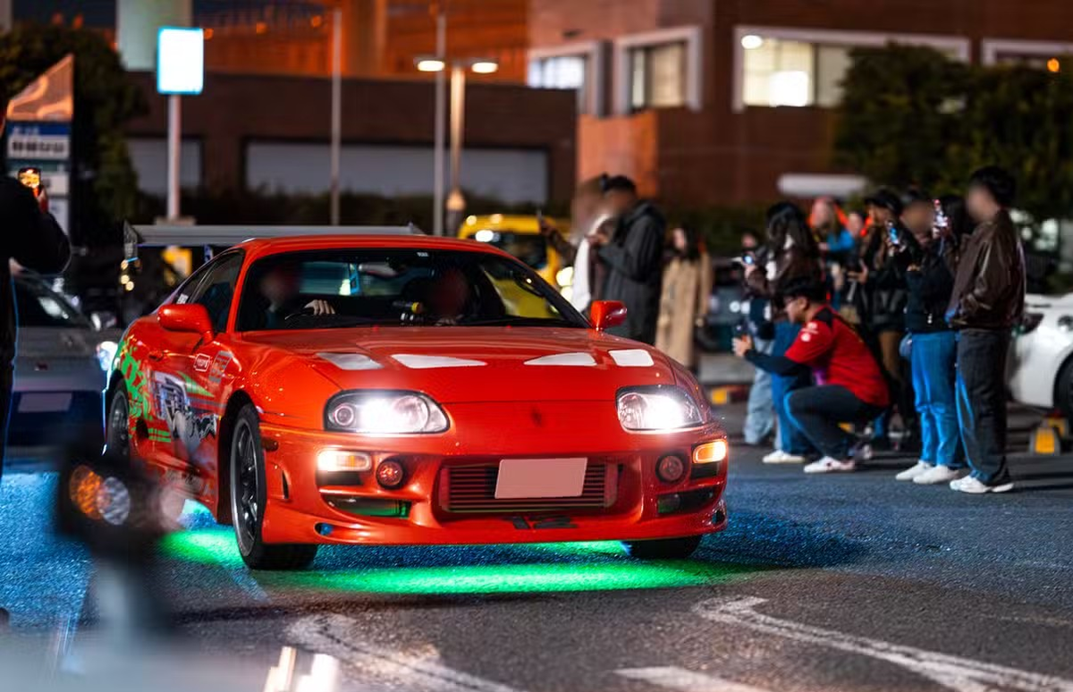 Спортивный автомобиль на парковке Daikoku