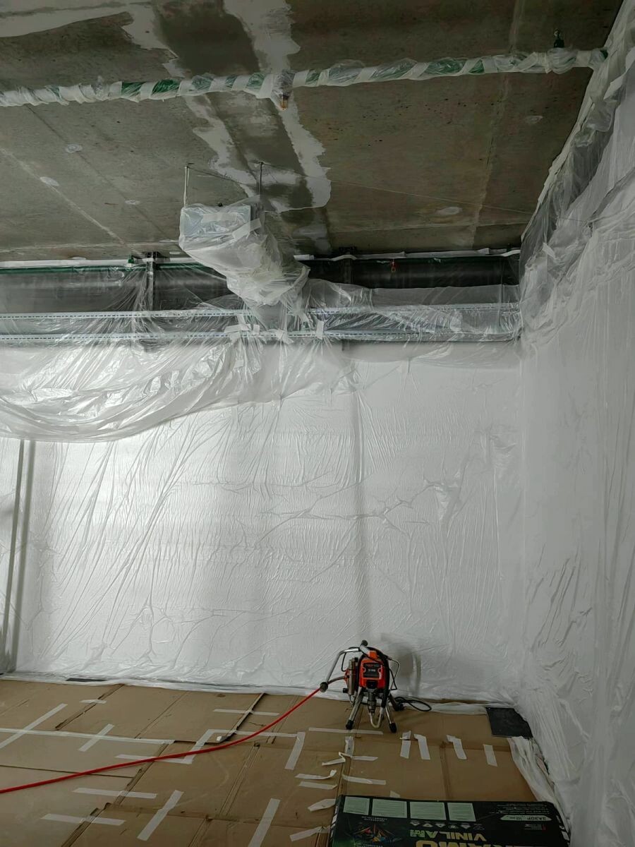 Окраска стен и потолков в магазине детской одежды KIDSIZE