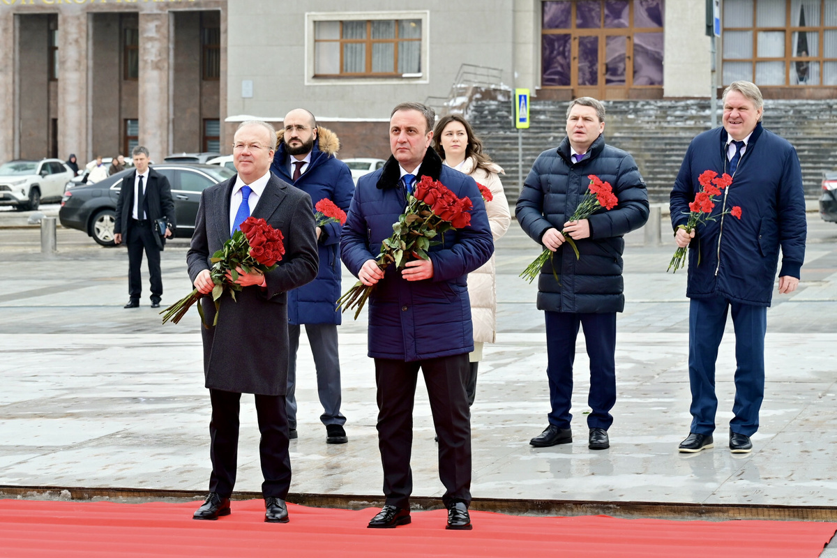     Җитәкчеләр Миңнегали Шәйморатов һәйкәленә чәчәкләр салды