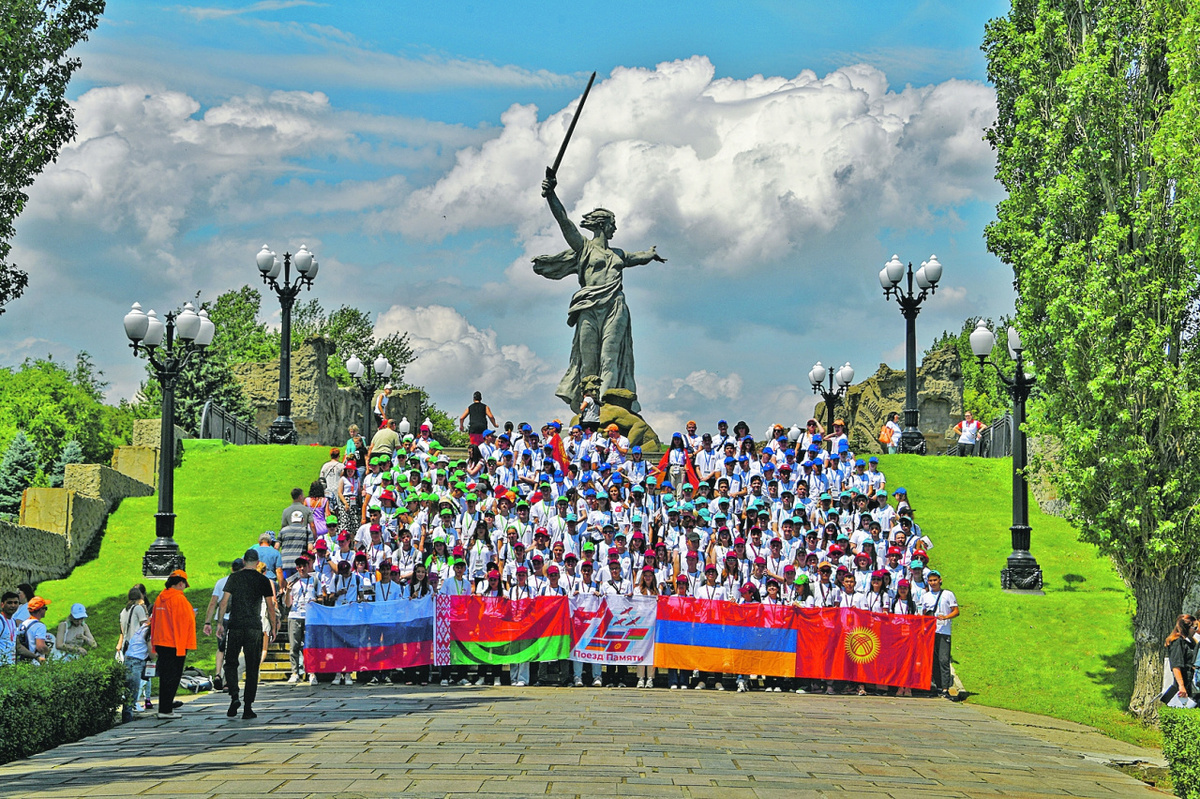 Если регулярно собирать молодых людей там, где их предки совершали подвиги, они никогда не вырастут Иванами, не помнящими родства. Фото: Иван МАКЕЕВ/«КП» - Москва
