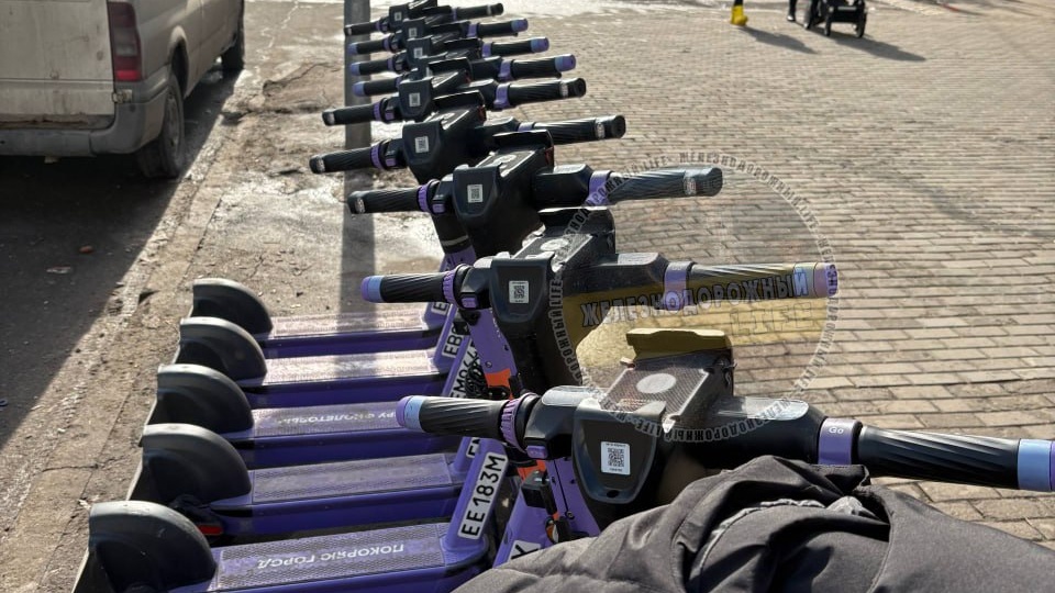 Самокаты поставили у Конфитюра , теперь стало удобно доезжать до станции, не ждав маршруток по полтора часа