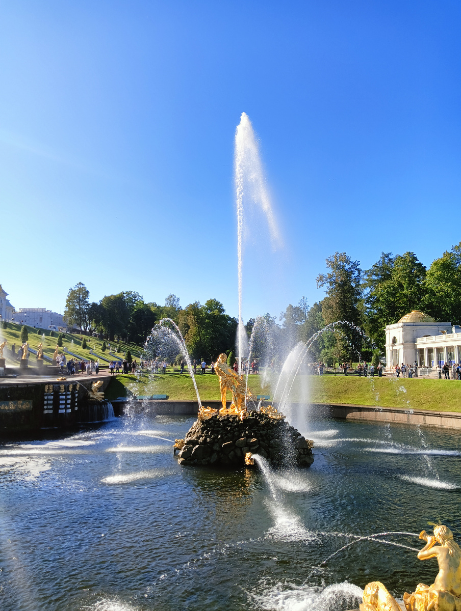 Петергоф. Самсон разрывающий пасть льву