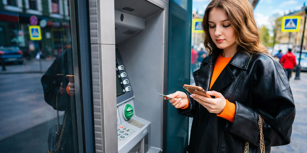 Зачем хотят сделать разблокировку карт через Госуслуги — и поможет ли это?