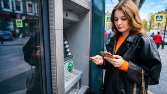 Зачем хотят сделать разблокировку карт через Госуслуги — и поможет ли это?