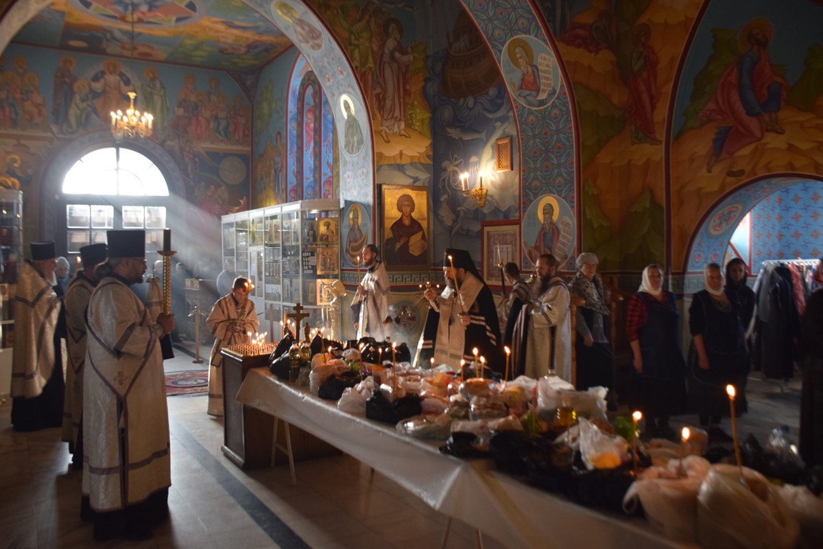 В качестве иллюстрации фото с официального сайта Абаканской Епархии (оригинал по ссылке: https://abakan-eparchy.ru/news/2024/04/13/nakanune-vtoroj-roditelskoj-subboty-velikogo-posta-preosvjashhennyj-vladyka-sovershil-parastas-3/) 