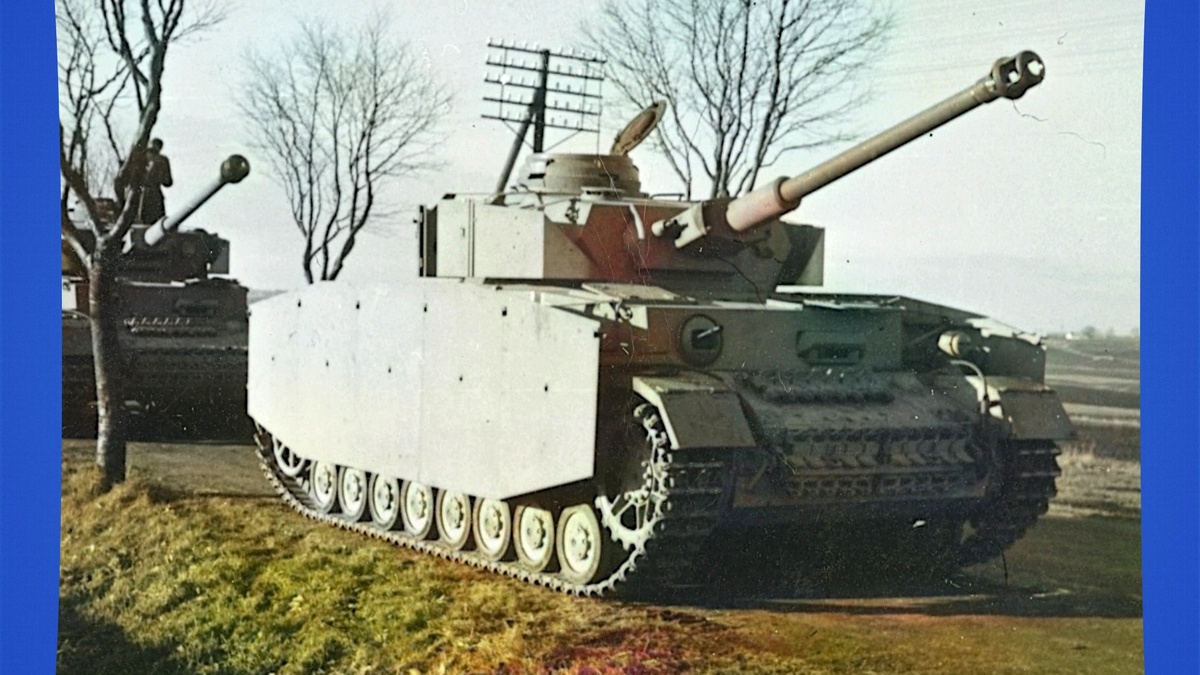 Танковая колонна Вермахта на остановке в Дании в ходе марша. В составе колонны танки Pz.Kpfw. IV Ausf. H.