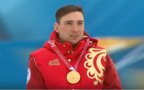 Кадр с церемонии награждения лыжника Ивана Голубкова.