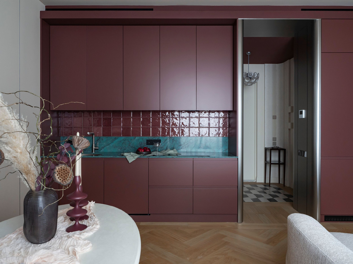 Кварцевый агломерат Champs-Élysées от Quantra на сливово-коричневой кухне