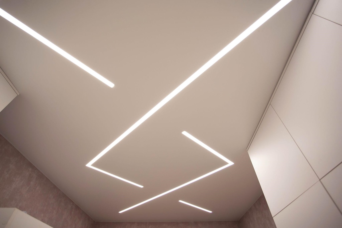 Пример современного потолка, где освещение становится частью дизайна.