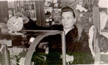 Бабушка в магазине