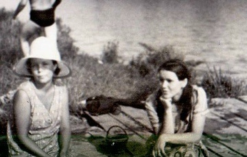 Мама и Надежда Викторовна на озере