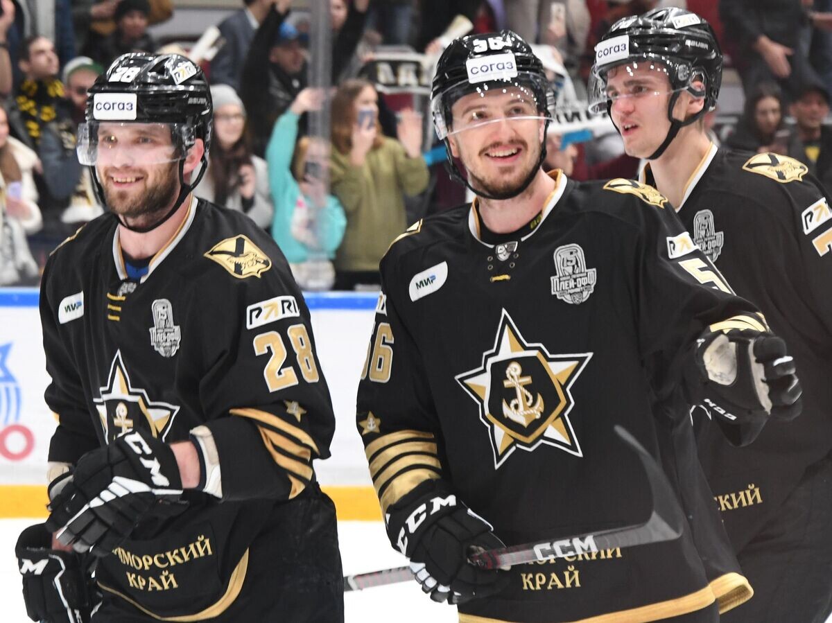    Хоккеисты "Адмирала" после матча КХЛ | © РИА Новости / Виталий Аньков