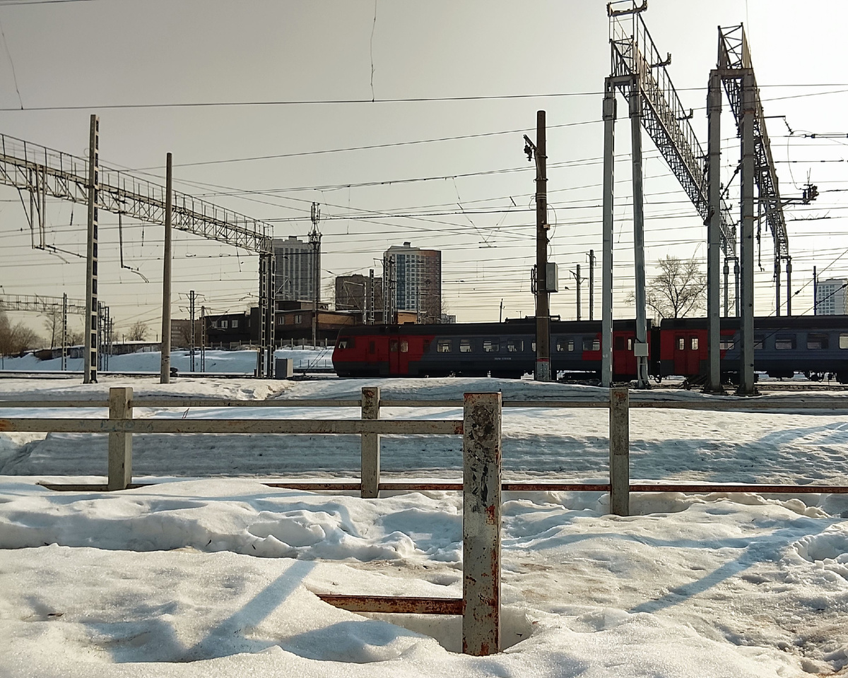 Что-то видно, но как-то издалека. 