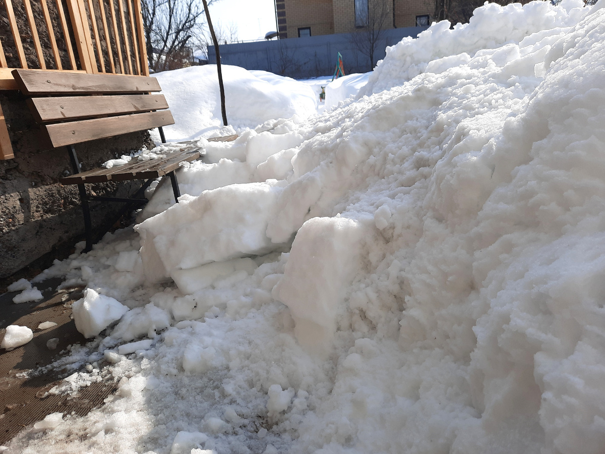 Снег с крыши засыпал дорожку в огороде (южная сторона дома)