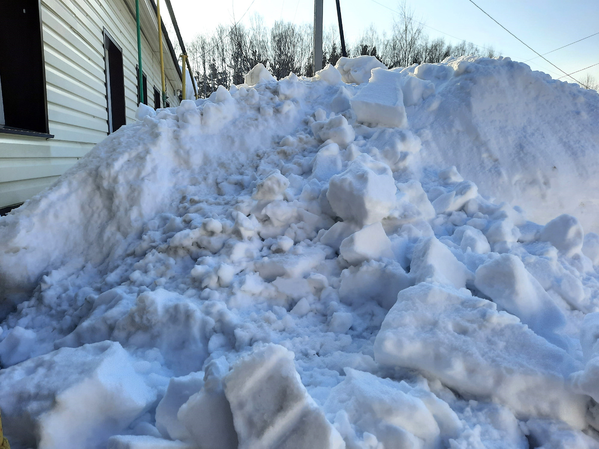 Снег с крыши у входа с улицы (северная сторона дома)