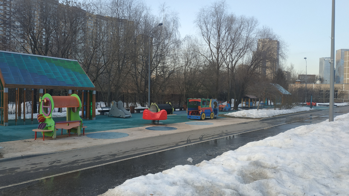 На территории центра много детских площадок 