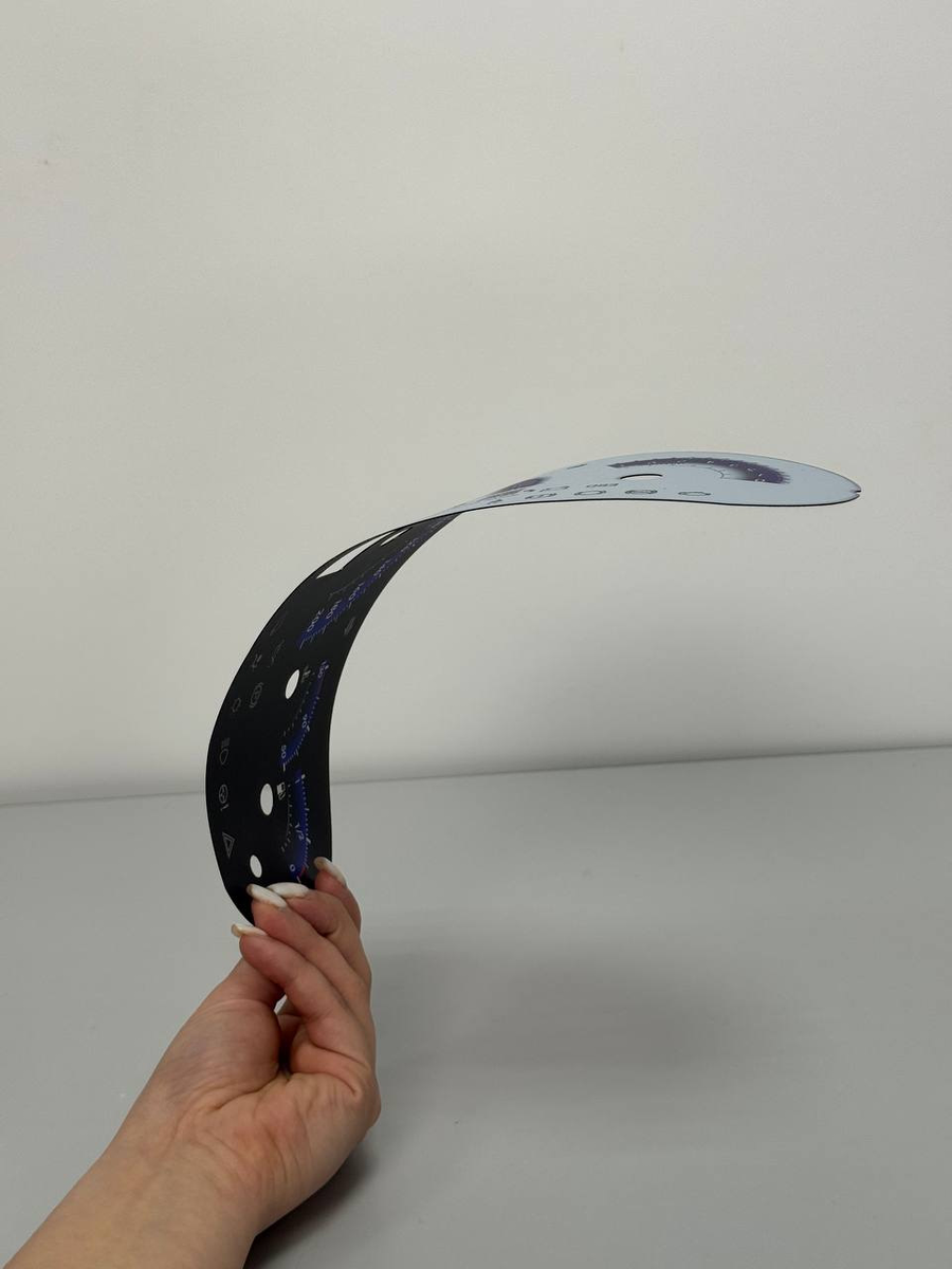 Шкала эластичная, за счет чего можно ее устанавливать легко, она подстроится и перекроет какие-либо недостатки приборной панели. Шкалы из термопластика выдерживают температуру до 130 градусов