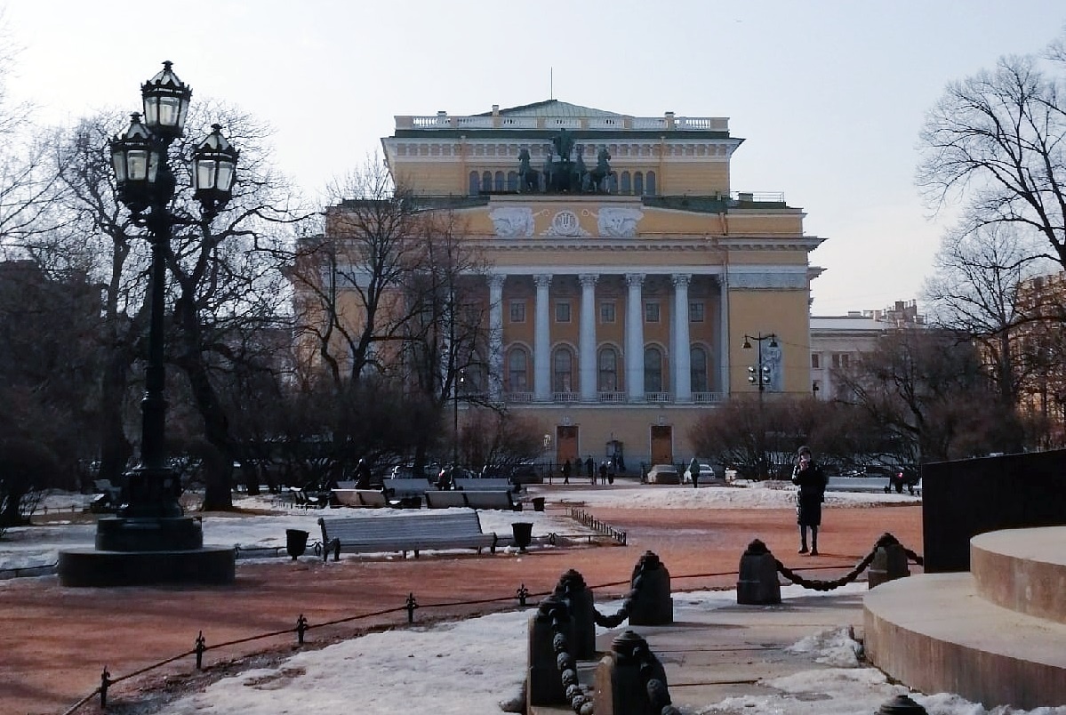    Такая погода связана с тем, что регион оказался между мощными циклоном и антициклоном
