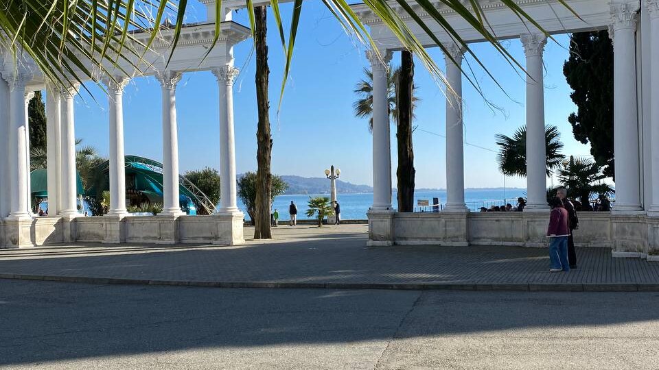 Абхазия-2026: почему май - это время для умных, а не для всех. Полный гид от местного жителя