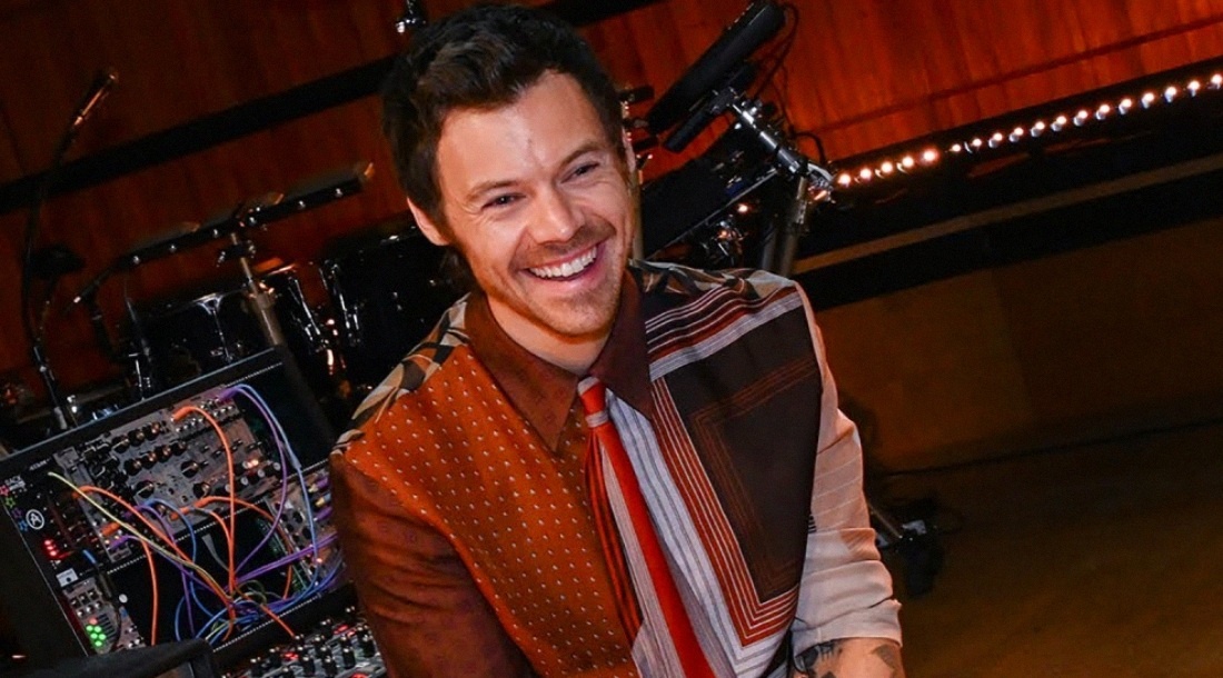     Гарри Стайлс / Скриншот из видео «Harry Styles - Everybody Wants To Rule The World (Tears For Fears cover) in the Live Lounge»