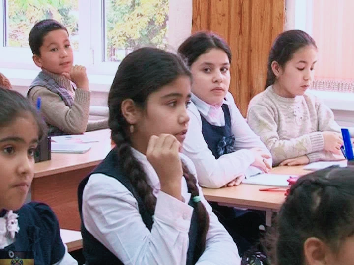 Когда дочь приезжего осталась на второй год в школе, он привёз ей аттестат: но  хитрость не помогла