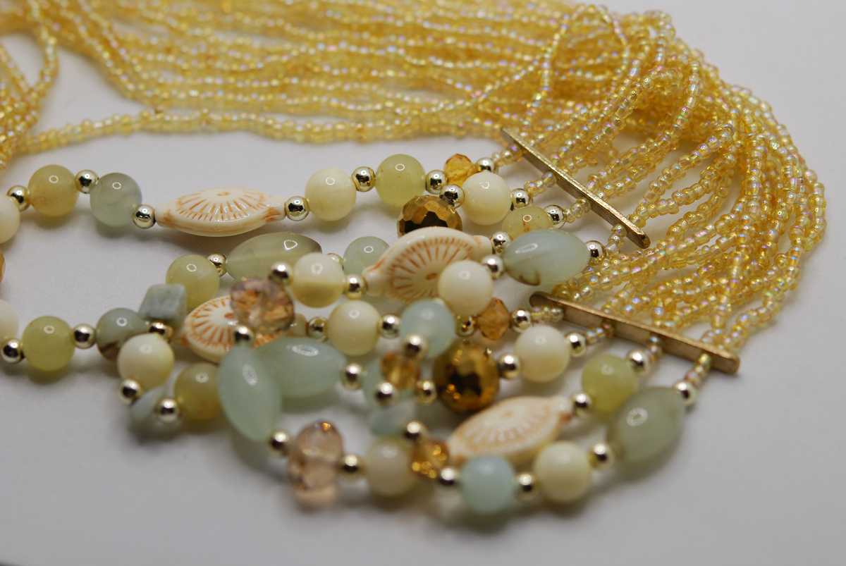 Колье-матинэ из перламутрового бисера со вставкой из бусин - вставка крупно.