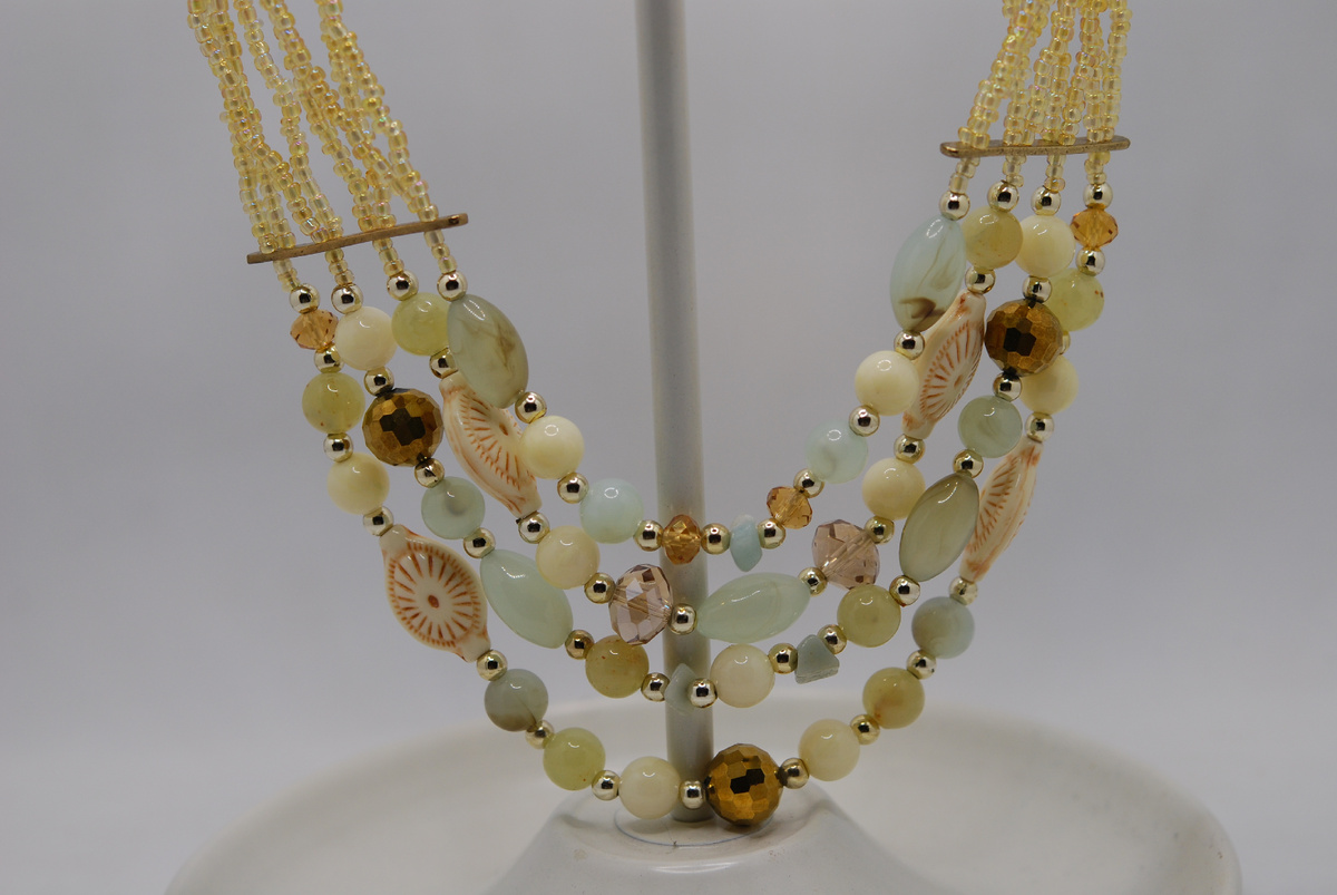 Колье-матинэ из перламутрового бисера - вставка из бусин на весу.