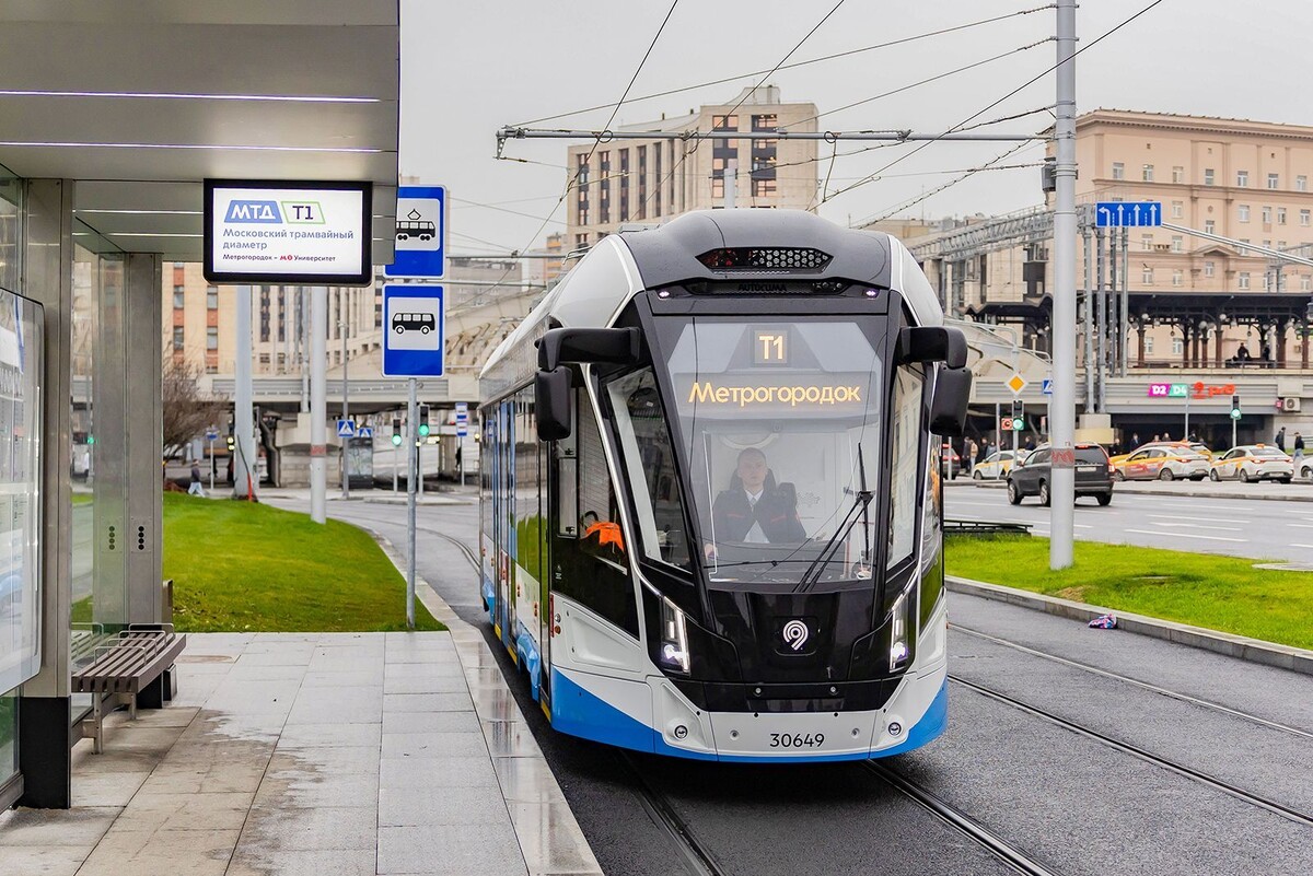    В Москве обустроили свыше 100 приподнятых посадочных платформ в 2022 году