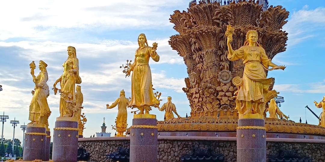 Почему вокруг фонтана «Дружба народов» на ВДНХ стоят 16 девушек, а республик было 15?