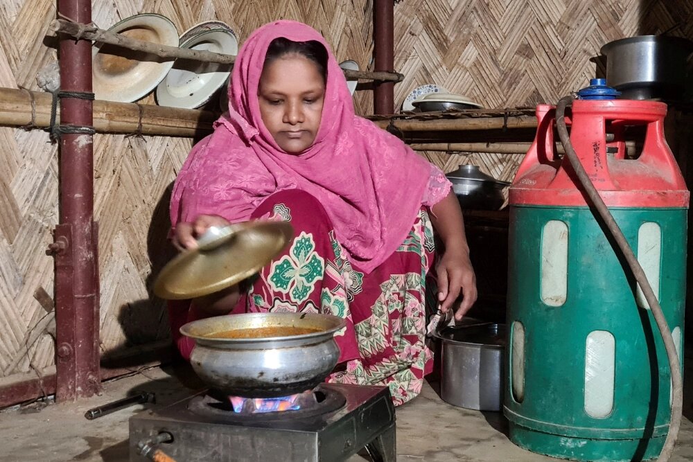    Беженцы-рохинджа опасаются нехватки сжиженного газа на фоне американо-израильского конфликта с Ираном. Фото: Reuters