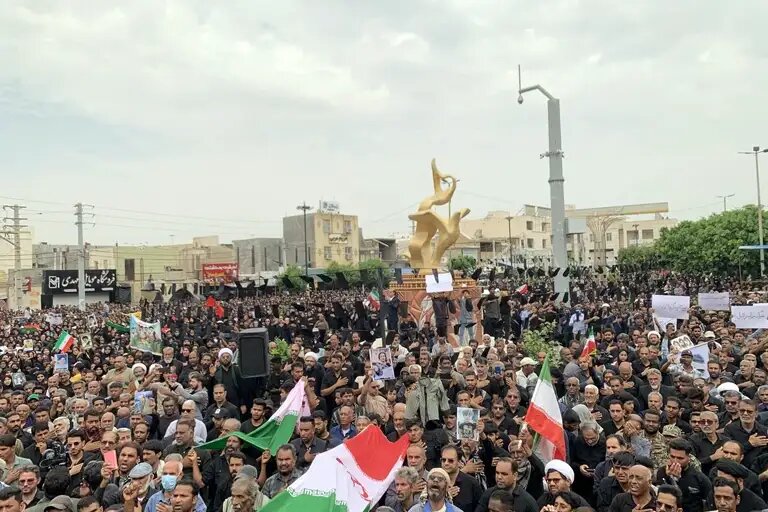    Массовые похороны погибших при ударе по школе в Минабе. Фото: IRNA