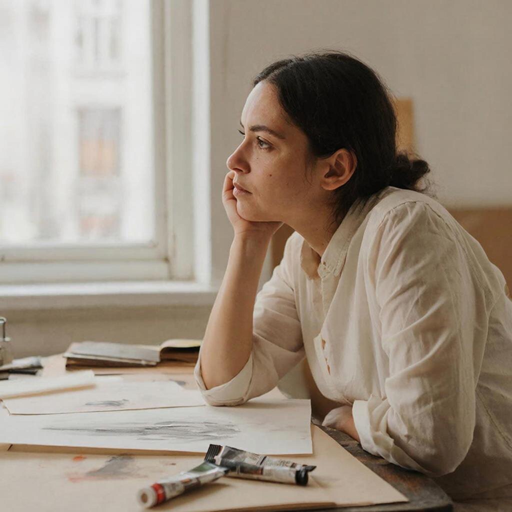 Почему число 3 в нумерологии — это не про творчество, а про страх быть отвергнутым
Когда люди узнают, что у них число личности 3, они обычно радуются. «О, творчество! Оптимизм! Я талантливый!» — и идут дальше, довольные собой.
Но в реальной работе с людьми одно и то же повторяется снова и снова: тройка — это не про сам дар. Это про то, почему человек боится этим даром пользоваться.
Давайте разберёмся.