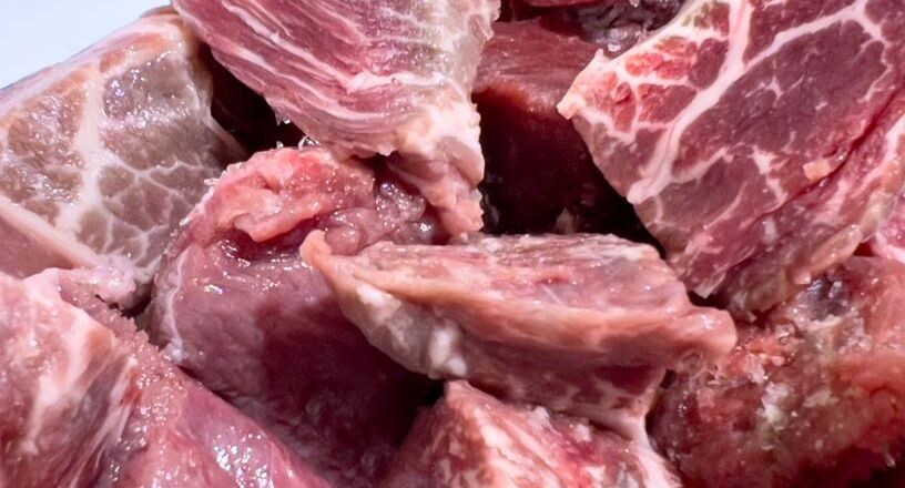 «Дичь творят»: россияне бойкотируют мясной холдинг из-за забоя скота в Сибири